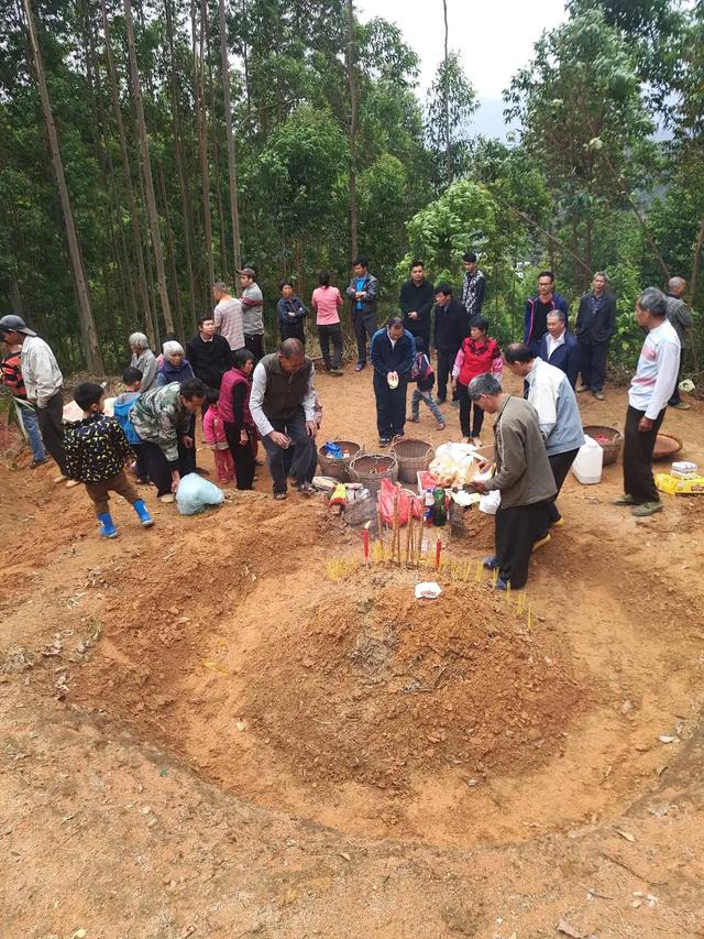 上坟磕头应该磕几个（给死人磕三个头对吗）