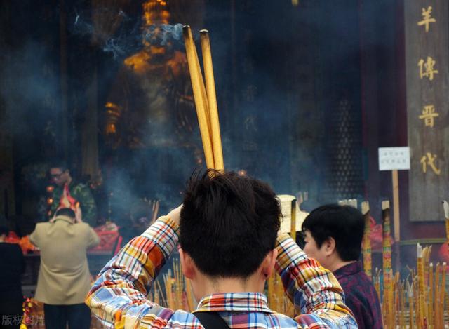上坟磕头应该磕几个,给死人磕三个头对吗 上坟磕头应该磕几个,给死人磕三个头对吗