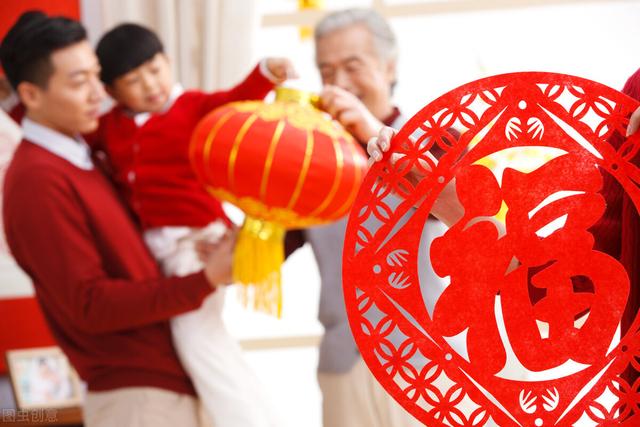 你过年贴对联吗英语（不过年平时可以贴对联吗）