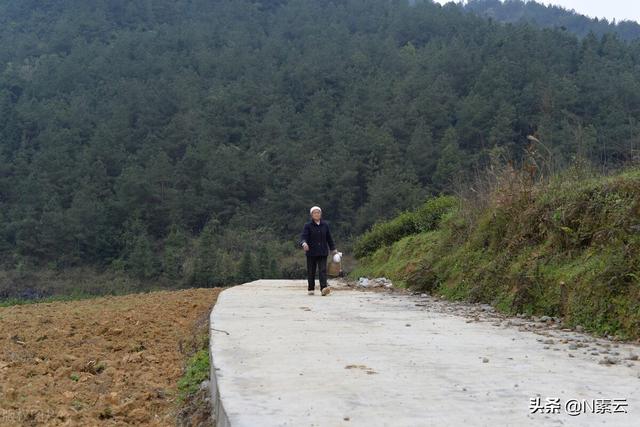 农村老人70岁还在外面打工（七十老人死后的挽联）
